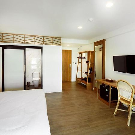 Himku Hotel - Adult Only Chiang Mai Bagian luar foto