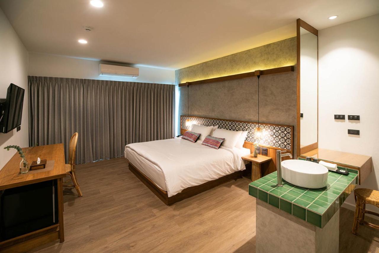 Himku Hotel - Adult Only Chiang Mai Bagian luar foto
